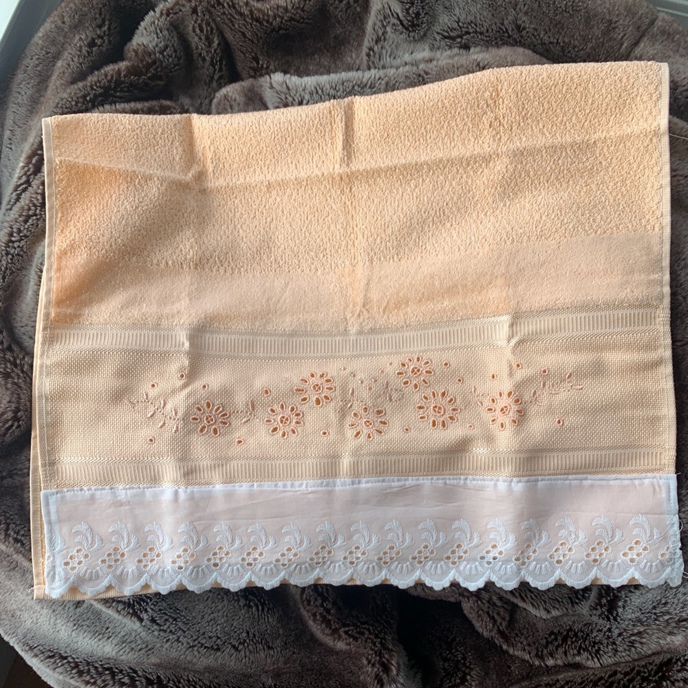 Embroidered Hand Towel - Picture 4 of 4